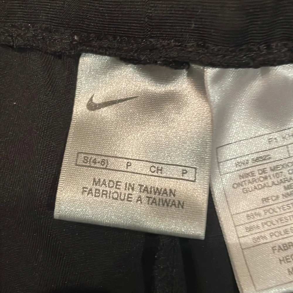 Black Nike shorts size small - Picture 3 of 5